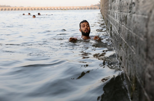 Kepanasan di bulan puasa, anak-anak di Mesir ini terjun dari ketinggian