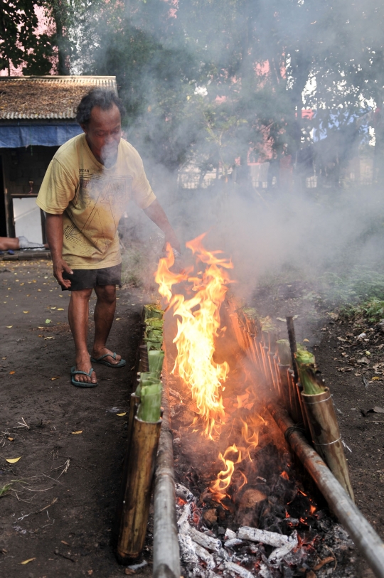 Melihat proses pembuatan lemang bambu selama Ramadan