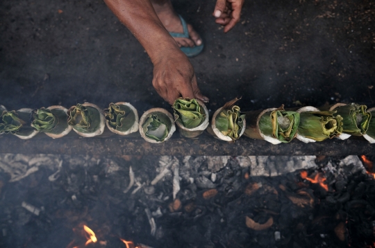 Melihat proses pembuatan lemang bambu selama Ramadan