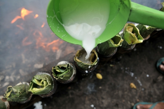 Melihat proses pembuatan lemang bambu selama Ramadan