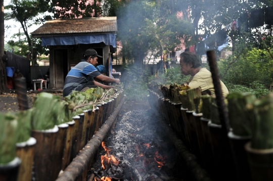 Melihat proses pembuatan lemang bambu selama Ramadan