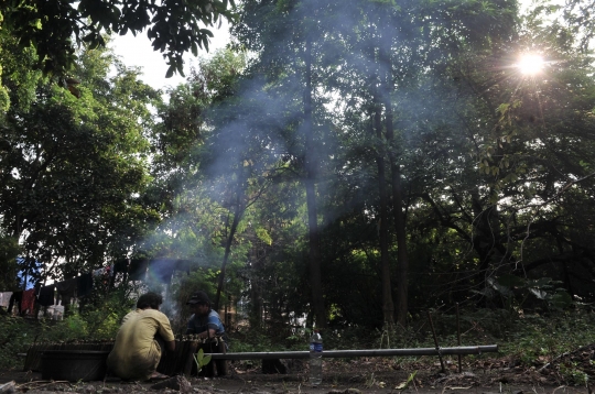 Melihat proses pembuatan lemang bambu selama Ramadan