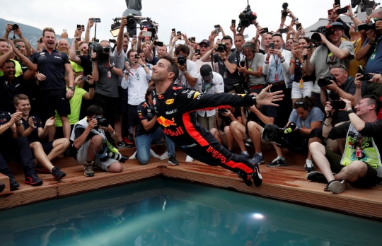 Menang balapan F1 di Monaco, Daniel Ricciardo nyebur ke kolam