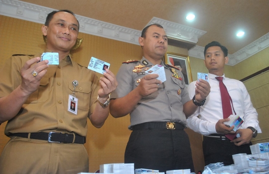 E-KTP yang tercecer di Jalan Raya Salabenda diamankan Polres Bogor