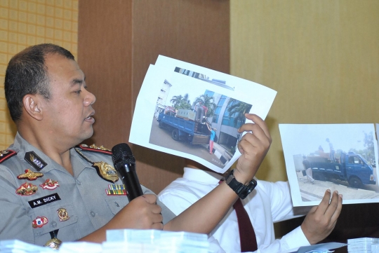 E-KTP yang tercecer di Jalan Raya Salabenda diamankan Polres Bogor