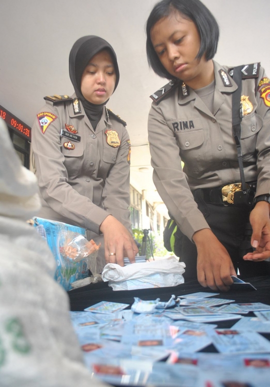 E-KTP yang tercecer di Jalan Raya Salabenda diamankan Polres Bogor