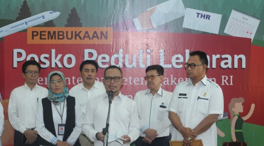 Menaker Hanif Dhakiri cek kesiapan Posko Peduli Lebaran 2018