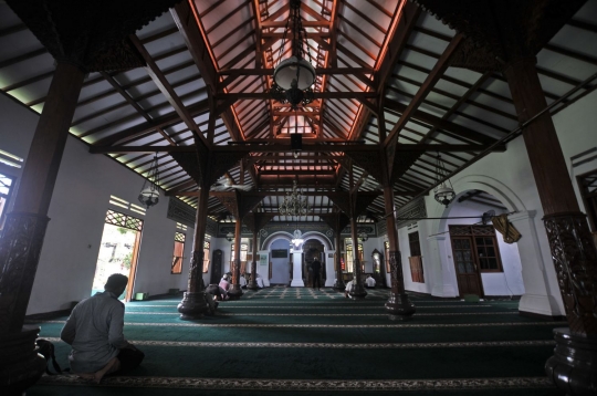 Mengunjungi masjid ratusan tahun terselip di antara gedung bertingkat Ibu Kota