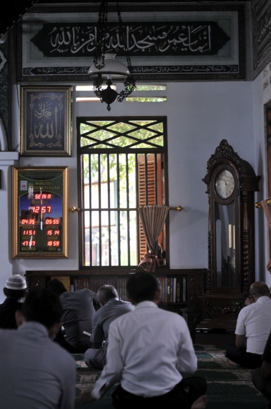 Mengunjungi masjid ratusan tahun terselip di antara gedung bertingkat Ibu Kota