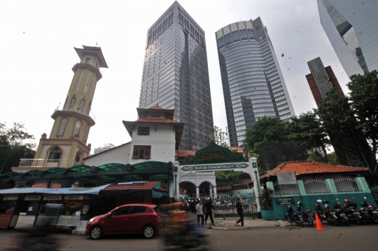 Mengunjungi masjid ratusan tahun terselip di antara gedung bertingkat Ibu Kota