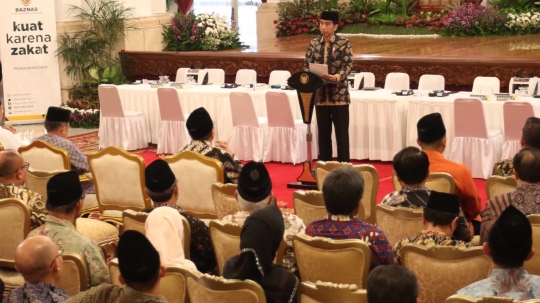 Jokowi dan ratusan pejabat bayar zakat di Istana Negara