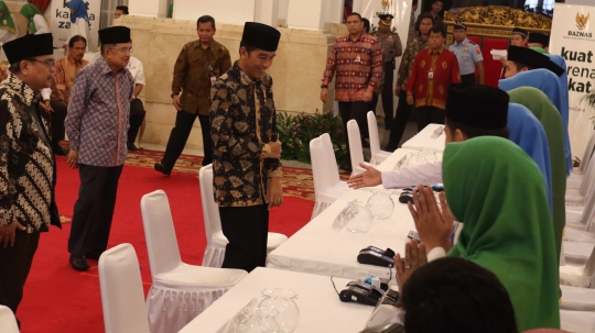 Jokowi dan ratusan pejabat bayar zakat di Istana Negara