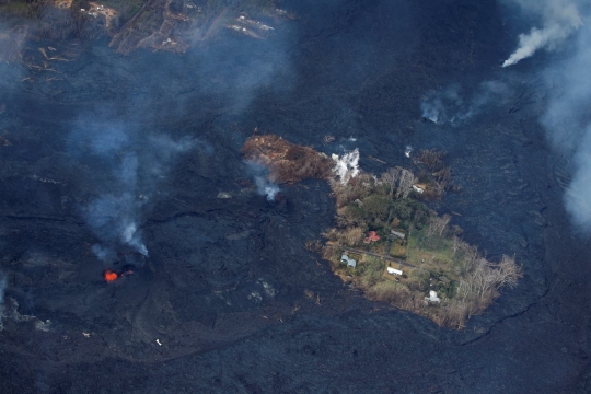 Penampakan udara saat lava vulkanik perlahan gerogoti isi Hawaii