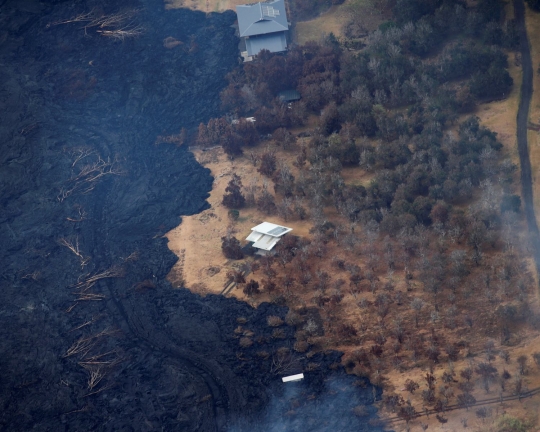 Penampakan udara saat lava vulkanik perlahan gerogoti isi Hawaii