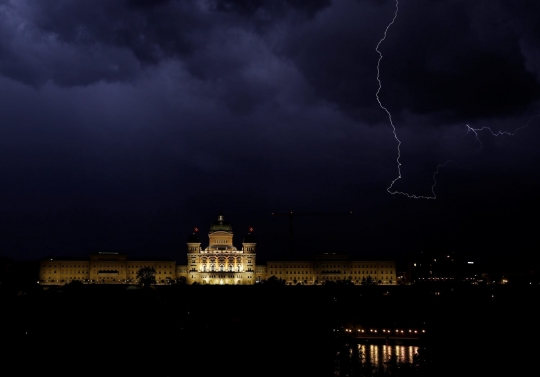 Keindahan petir saat menyambar Istana Federal Swiss