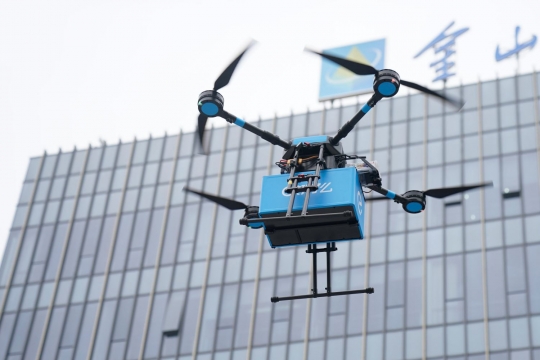 Tiongkok mendemonstrasikan pengiriman paket dengan drone