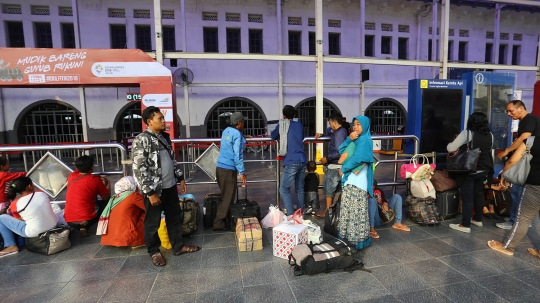 Hindari lonjakan penumpang, Stasiun Senen mulai dipadati pemudik