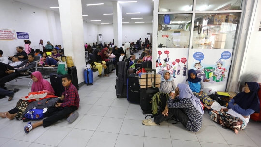 Hindari lonjakan penumpang, Stasiun Senen mulai dipadati pemudik