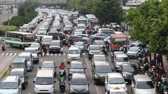 Jelang buka puasa, kendaraan pribadi terobos jalur Transjakarta