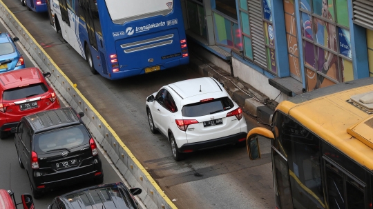 Jelang buka puasa, kendaraan pribadi terobos jalur Transjakarta