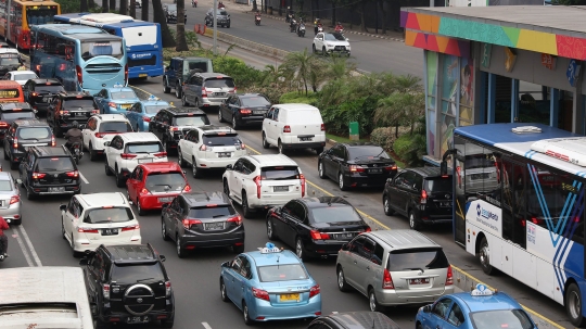 Jelang buka puasa, kendaraan pribadi terobos jalur Transjakarta