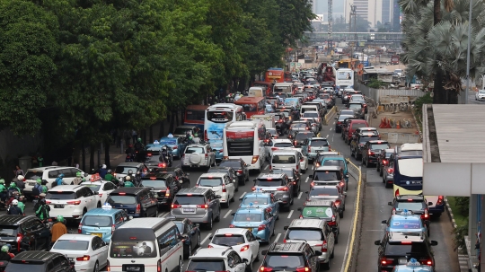 Jelang buka puasa, kendaraan pribadi terobos jalur Transjakarta