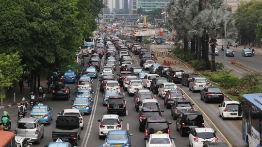 Jelang buka puasa, kendaraan pribadi terobos jalur Transjakarta