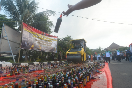 Polres Jakarta Timur musnahkan 96 Kg ganja dan ribuan botol miras