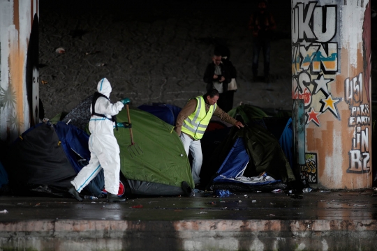 Cara polisi Prancis gusur ratusan imigran yang tinggal di kolong jembatan
