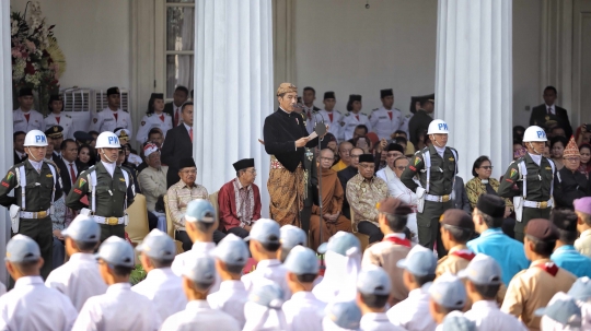 Gaya Jokowi berpakaian adat Jawa saat pimpin upacara Hari Lahir Pancasila