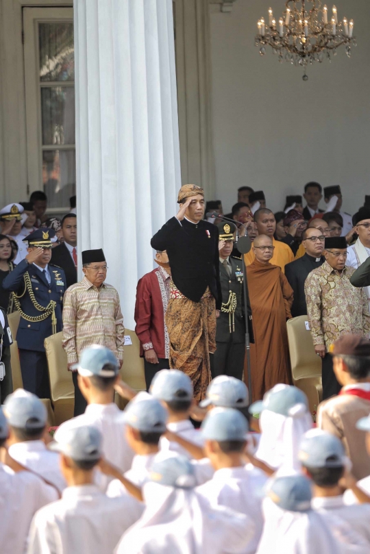 Gaya Jokowi berpakaian adat Jawa saat pimpin upacara Hari Lahir Pancasila