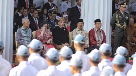 Gaya Jokowi berpakaian adat Jawa saat pimpin upacara Hari Lahir Pancasila