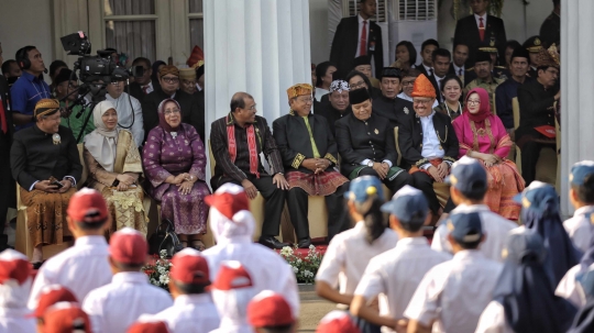 Tamu undangan kompak berpakaian adat di upacara Hari Lahir Pancasila