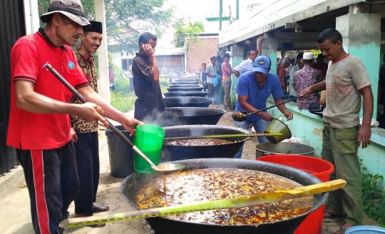 Pererat silaturahmi dengan memasak Kuah Beulangong