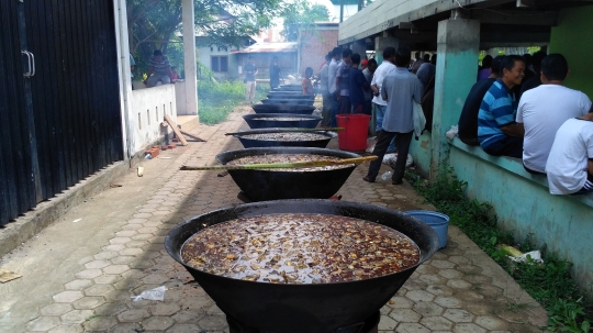 Pererat silaturahmi dengan memasak Kuah Beulangong