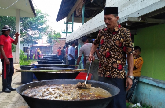 Pererat silaturahmi dengan memasak Kuah Beulangong
