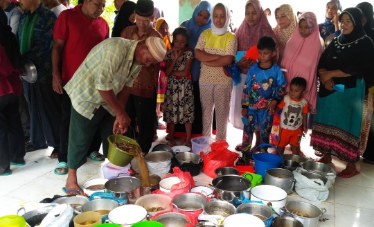 Pererat silaturahmi dengan memasak Kuah Beulangong