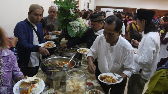 Kala umat Islam buka puasa bersama di Gereja Katedral