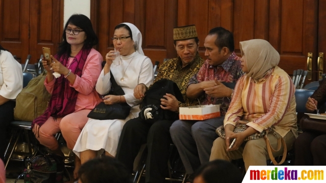 Foto : Kala umat Islam buka puasa bersama di Gereja 