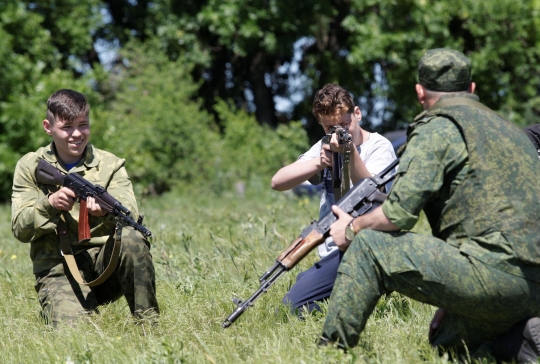 Aksi remaja Ukraina saat jalani latihan tembak