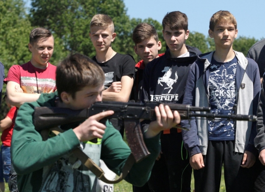 Aksi remaja Ukraina saat jalani latihan tembak
