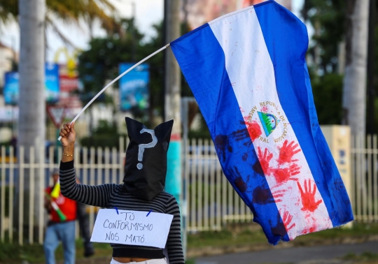 Topeng-topeng para demonstran Nikaragua