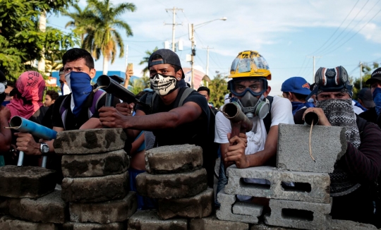Topeng-topeng para demonstran Nikaragua