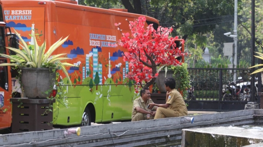 Pohon imitasi kini hiasi Balai Kota DKI