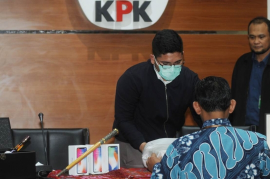 KPK tunjukan barang-barang mewah kasus gratifikasi miliaran rupiah