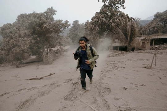 Perjuangan petugas sampai tersandung saat mencari korban erupsi Gunung Fuego