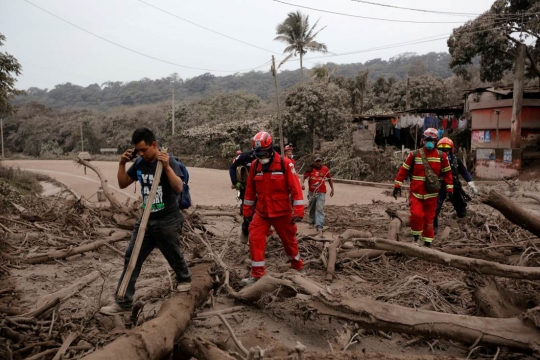 Perjuangan petugas sampai tersandung saat mencari korban erupsi Gunung Fuego