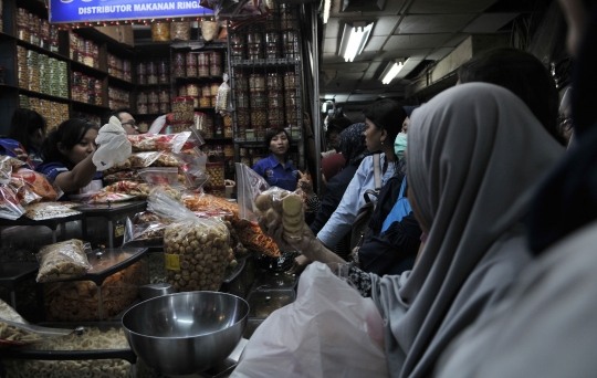Jelang Lebaran, pembeli kue kering di Pasar Jatinegara membeludak