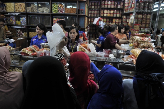 Jelang Lebaran, pembeli kue kering di Pasar Jatinegara membeludak