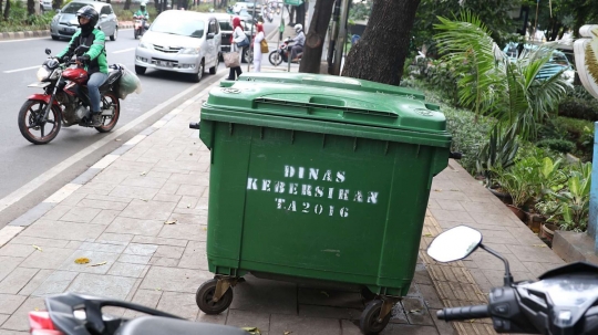 Penampakan tong sampah Rp 3,6 juta dari Jerman hiasi Ibu Kota